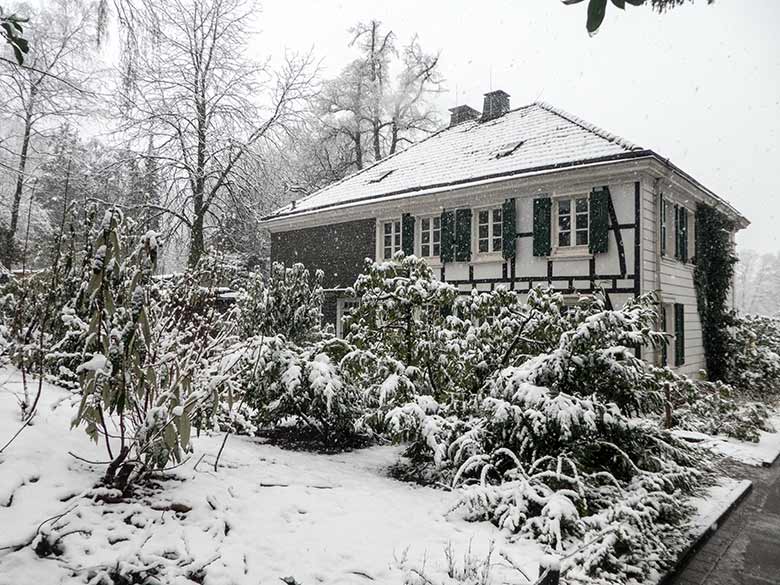 Historisches Gebäude der Zoodirektion am 26. Februar 2020 im verschneiten Wuppertaler Zoo