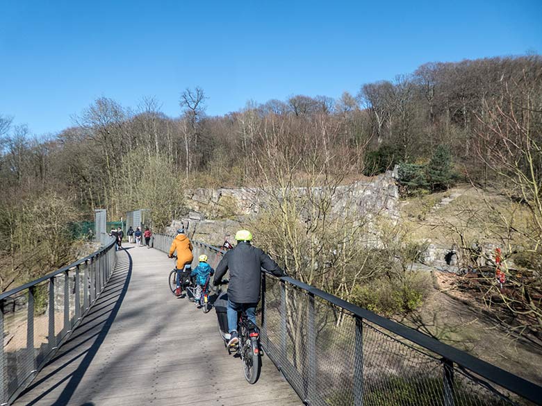 Brücke der Sambatrasse über das Zoogelände am 22. März 2020 am Tiger-Tal im Zoologischen Garten der Stadt Wuppertal