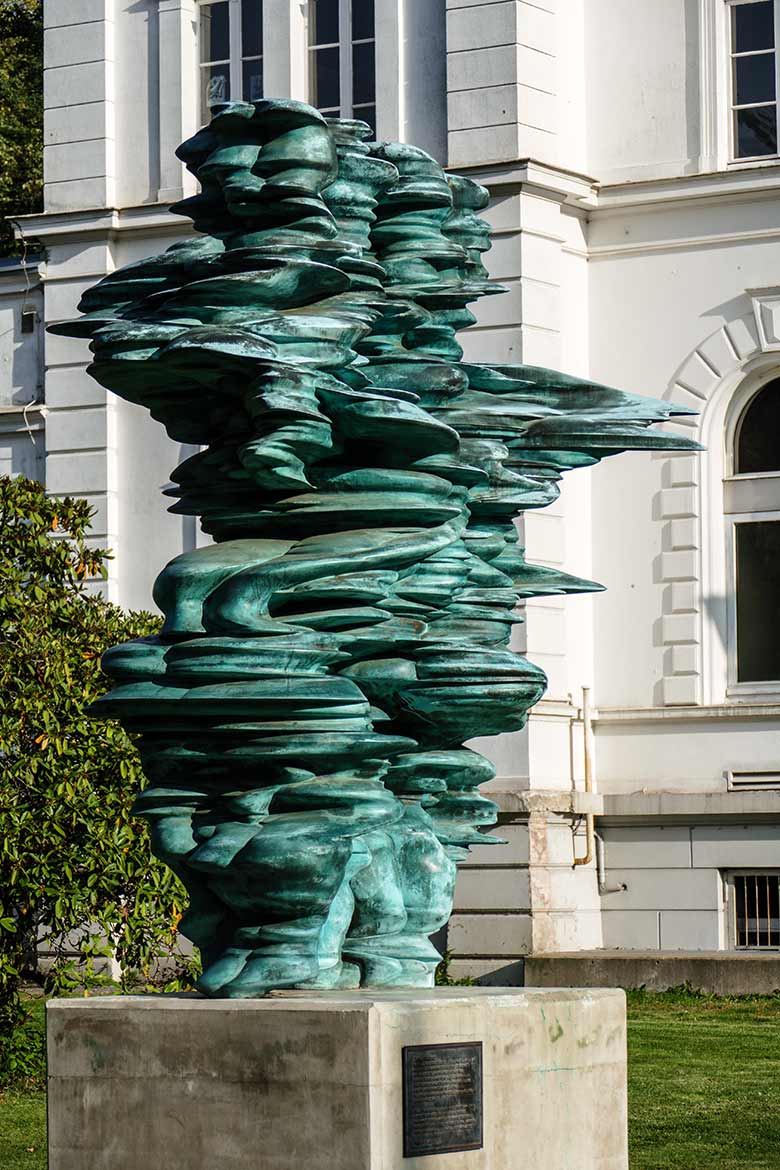 Domagk-Skulptur des Bildhauers Tony Cragg am 17. September 2020 vor dem ehemaligen Hauptgebäude des Wuppertaler Zoos