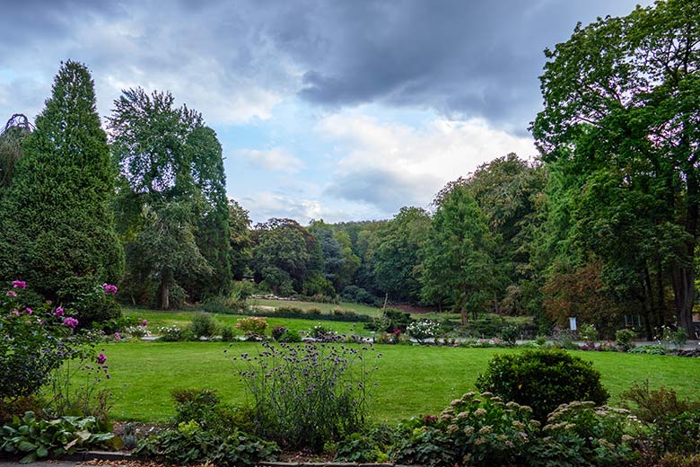 Wolken-Himmel über dem Blumen-Rondell am 23. September 2020 im Grünen Zoo Wuppertal