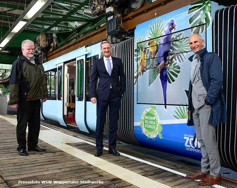 Ab dem 10. Oktober 2020 setzen die WSW eine Schwebebahn mit Aralandia-Motiv ein. Von links: Bruno Hensel (Vorsitzender Zoo-Verein Wuppertal), WSW-Chef Markus Hilkenbach, Zoo-Direktor Dr. Arne Lawrenz (Pressefoto WSW Wuppertaler Stadtwerke)