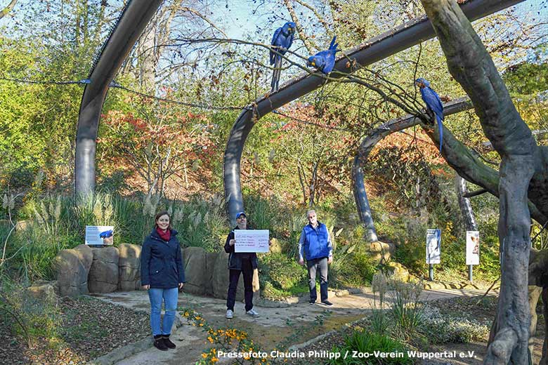 Scheckübergabe des Zoo-Verein Wuppertal an Loro Parque Fundacion in der Freiflugvoliere ARALANDIA im Grünen Zoo Wuppertal (Pressefoto Claudia Philipp - Zoo-Verein Wuppertal e.V.)