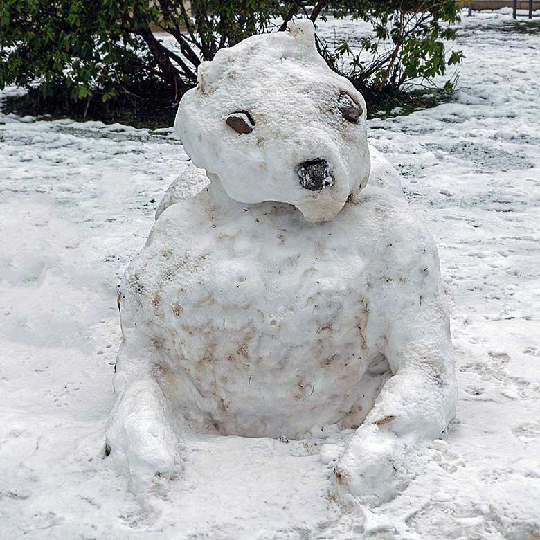 Von Kindern geformtes merkwürdiges Schnee-Tier am 27. Januar 2021 vor dem historischen Hauptgebäude des Zoologischen Garten der Stadt Wuppertal