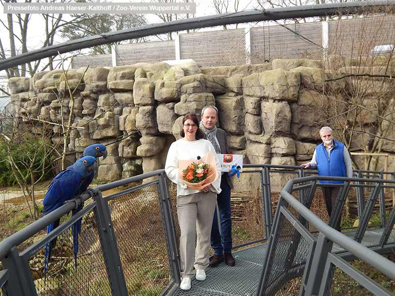 Sabrina Conrads und Kai Conrads mit Bruno Hensel (rechts) in der begehbaren Freiflugvoliere ARALANDIA im Grünen Zoo Wuppertal (Pressefoto Andreas Haeser-Kalthoff - Zoo-Verein Wuppertal e.V.)