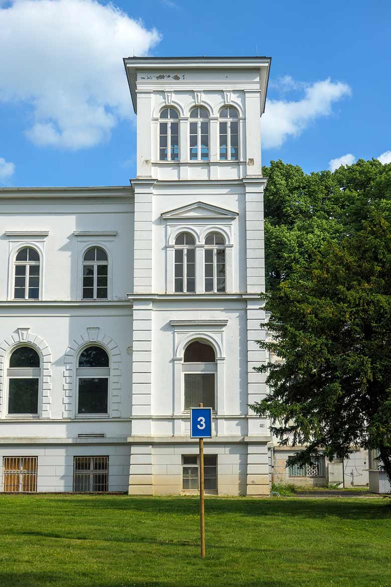 Blaues Schild mit der Nummer 3 zur Markierung eines Sammelpunktes für eine Gruppe am 12. Juni 2021 vor dem Hauptgebäude des Zoologischen Garten der Stadt Wuppertal