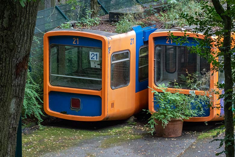 Dahingammelnder Schwebebahn-Wagen Nummer 21 am 4. August 2021 auf dem Areal neben der Zoo-Schule im Wuppertaler Zoo