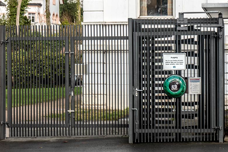 Ausgang mit Drehtor am 5. Februar 2022 im Grünen Zoo Wuppertal