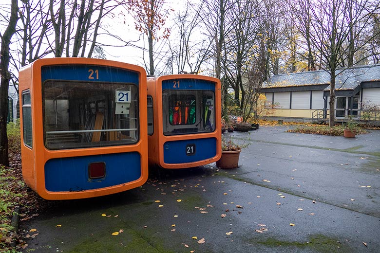 Seit über 10 Jahren dahingammelnder Schwebebahn-Wagen Nummer 21 am 7. Dezember auf dem Areal neben der Zoo-Schule im Grünen Zoo Wuppertal