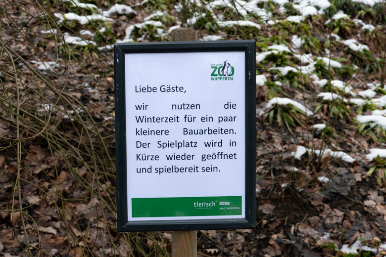 Aushang zu Bauarbeiten am gesperrten Spielplatz am 24. Januar 2023 im Grünen Zoo Wuppertal