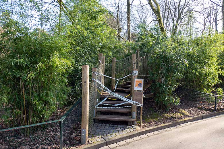 Versperrter Zugang zur Hängebrücke auf der Seite Richtung Gibbon-Haus am 15. Februar 2023 am Großen Teich im Grünen Zoo Wuppertal