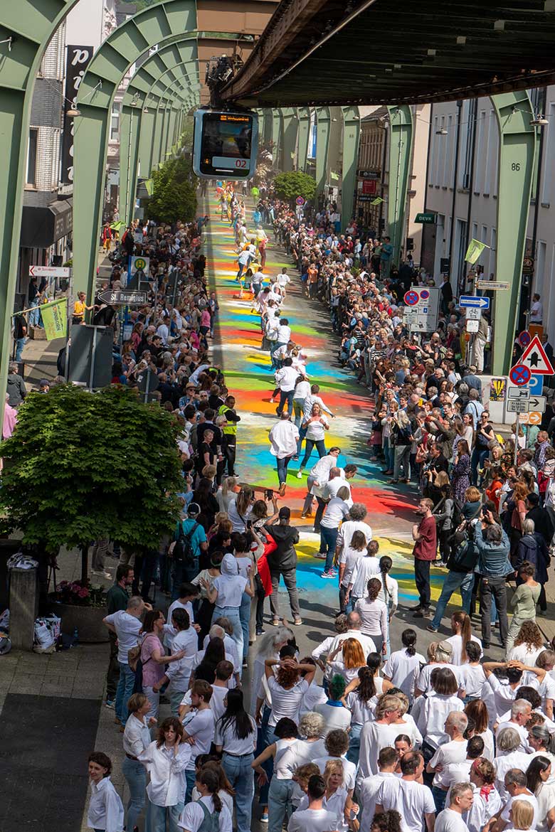 Tanz-Performance beim dreistündigen Happening Wundertal mit Laien, Tanzstudierenden und Schauspieler*innen der Wuppertaler Bühnen am 21. Mai 2023 auf der Sonnborner Strasse zwischen den Schwebebahn Stationen Sonnborner Straße und Zoo/Stadion