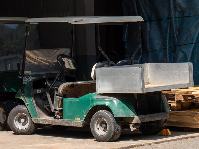 Golfcart nach der Bergung aus dem Kleinen Ententeich am 12. Juni 2023 auf dem Wirtschaftshof im Zoo Wuppertal