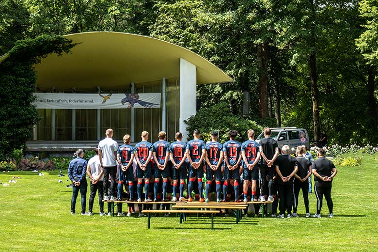 Aufstellung für das offizielle Mannschaftsfoto des WSV am 18. Juli 2023 auf dem Blumenrondell im Grünen Zoo Wuppertal