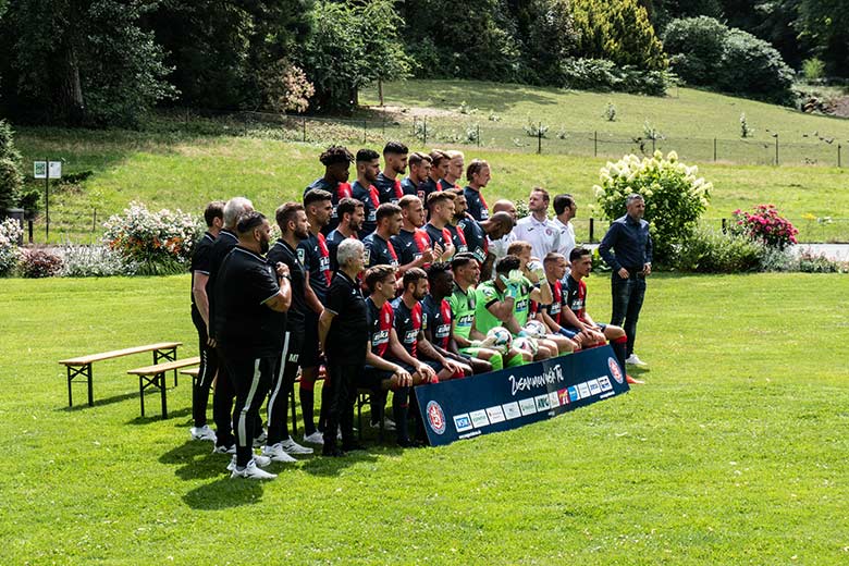 Aufstellung für das offizielle Mannschaftsfoto des WSV am 18. Juli 2023 auf dem Blumenrondell im Zoologischen Garten Wuppertal