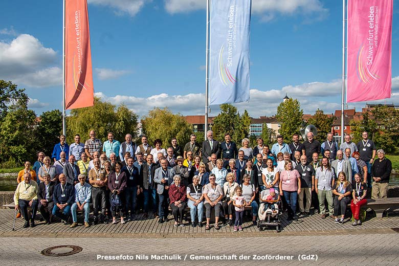 Die Delegierten der 32 teilnehmenden Zoo-Fördervereine in Schweinfurt (Pressefoto Nils Machulik - Gemeinschaft der Zooförderer GdZ)