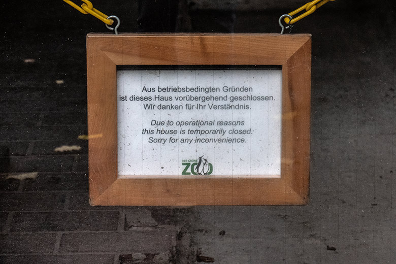 Aushang am 18. November 2023 an der linken Zugangstür zum Affen-Haus im Grünen Zoo Wuppertal