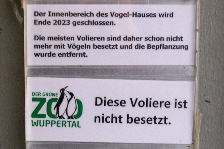 Aushang an einer Innenvoliere am 19. Dezember 2023 zur Schließung des Innenbereichs des Vogel-Hauses im Wuppertaler Zoo