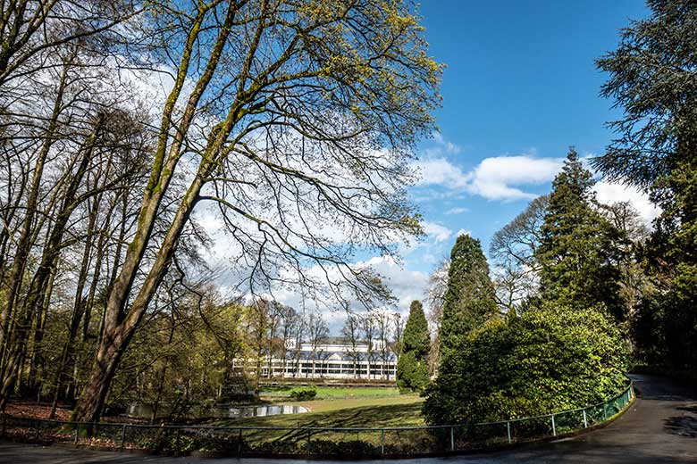 Blick im Grünen Zoo Wuppertal auf die Gartenseite des Hauptgebäudes Zoologischer Garten Wuppertal am 23. März 2024