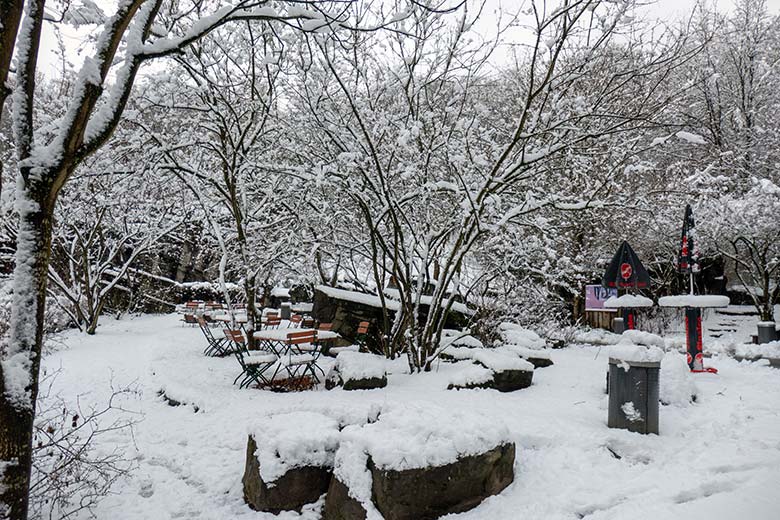 Verschneite Restaurations-Tische und Stühle am 10. Januar 2025 im Tiger-Tal im Wuppertaler Zoo