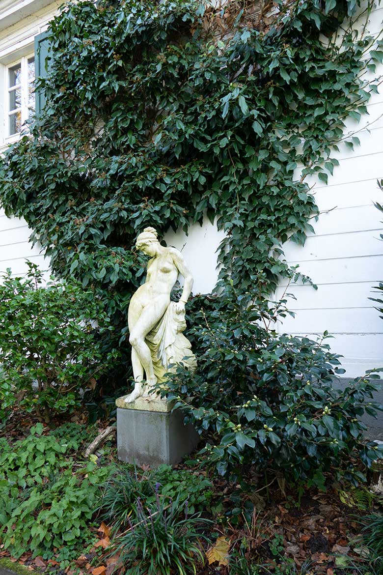 Andromeda-Skulptur am 12. November 2022 vor dem historischen Gebäude der Zoo-Direktion im Grünen Zoo Wuppertal