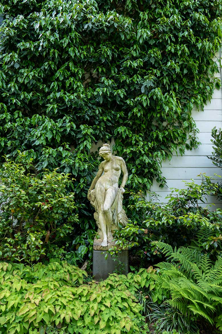 Andromeda-Skulptur am 29. Mai 2023 vor dem historischen Gebäude der Zoo-Direktion im Wuppertaler Zoo