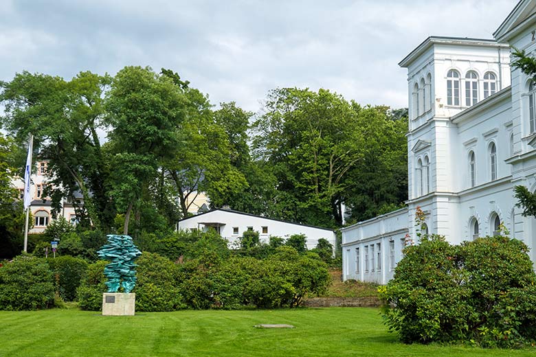 Domagk Skulptur von Tony Cragg am 6. August 2021 vor dem historischen Hauptgebäude Zoologischer Garten Wuppertal