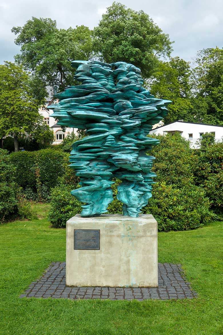 Domagk Skulptur von Tony Cragg am 6. August 2021 vor dem historischen Hauptgebäude Zoologischer Garten Wuppertal