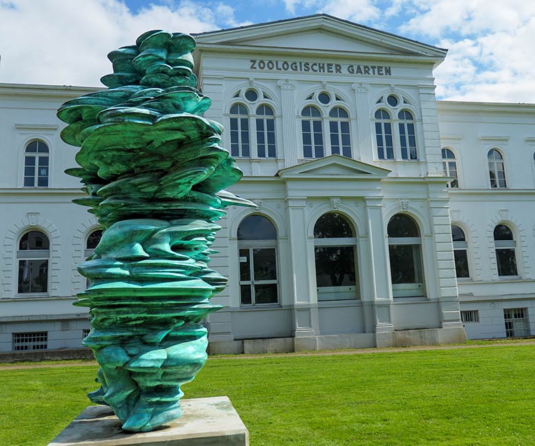 Domagk Skulptur von Tony Cragg am 6. August 2021 vor dem historischen Hauptgebäude Zoologischer Garten Wuppertal