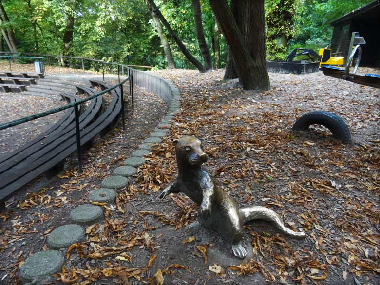 Fischotter Bronzeplastik von Gudrun Kunstmann am 4. Oktober 2015 auf dem großen Kinderspielplatz im Grünen Zoo Wuppertal