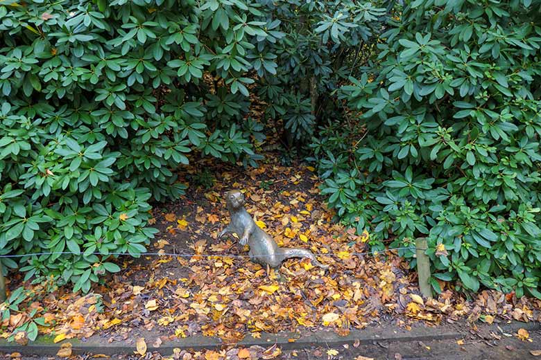 Fischotter Bronzeplastik von Gudrun Kunstmann am 1. November 2020 im Grünen Zoo Wuppertal am Besucherweg zwischen Seelöwen-Becken und Zoo-Direktion