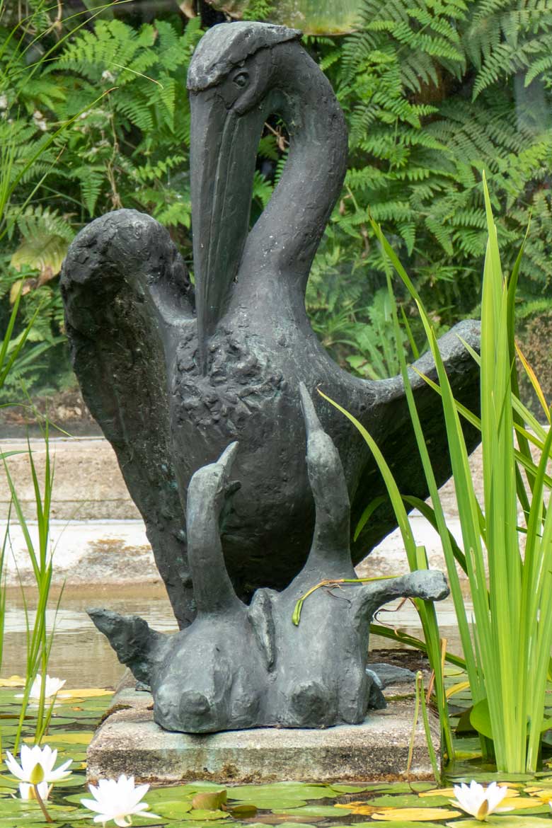 Bronzeplastik Pelikangruppe von Gudrun Kunstmann aus dem Jahr 1979 am 26. Juli 2021 im Wasser vor dem Menschenaffen-Haus im Wuppertaler Zoo