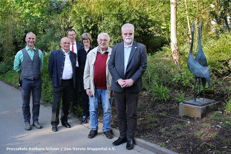 Enthüllung der Skulptur Rufende Kraniche am 28. April 2022 im Grünen Zoo Wuppertal mit Dr. Arne Lawrenz, Dirk Jaschinsky, Axel Jütz, Vivica Mittelsten Scheid, Dr. Ulrich Schürer und Bruno Hensel (Pressefoto Barbara Scheer - Zoo-Verein Wuppertal e.V.)