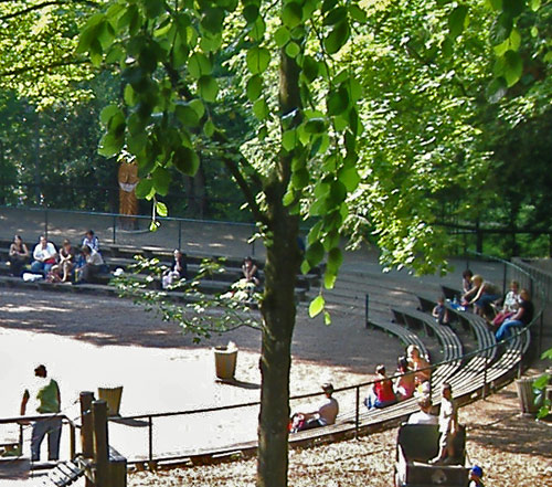 Holz-Skulptur einer Eule am 24. Mai 2007 am Kinderspielplatz im Zoologischen Garten der Stadt Wuppertal