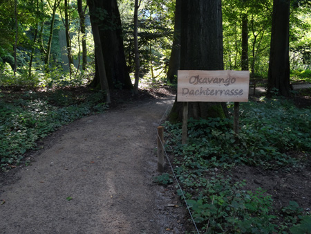 Hinweisschild zur Okavango Dachterrasse am 28. August 2015 im Grünen Zoo Wuppertal