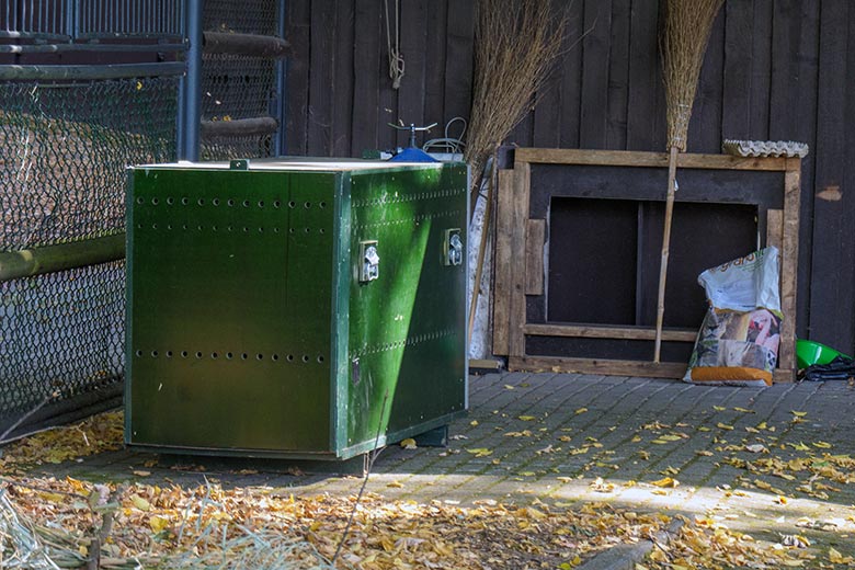 Transport-Kiste neben der Außenanlage für Pinselohrschweine am 24. August 2022 im Wuppertaler Zoo