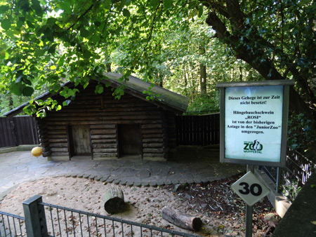 Geänderte Ausschilderung an der ehemaligen Anlage für Hängebauchschweine am 29. September 2015 im Grünen Zoo Wuppertal