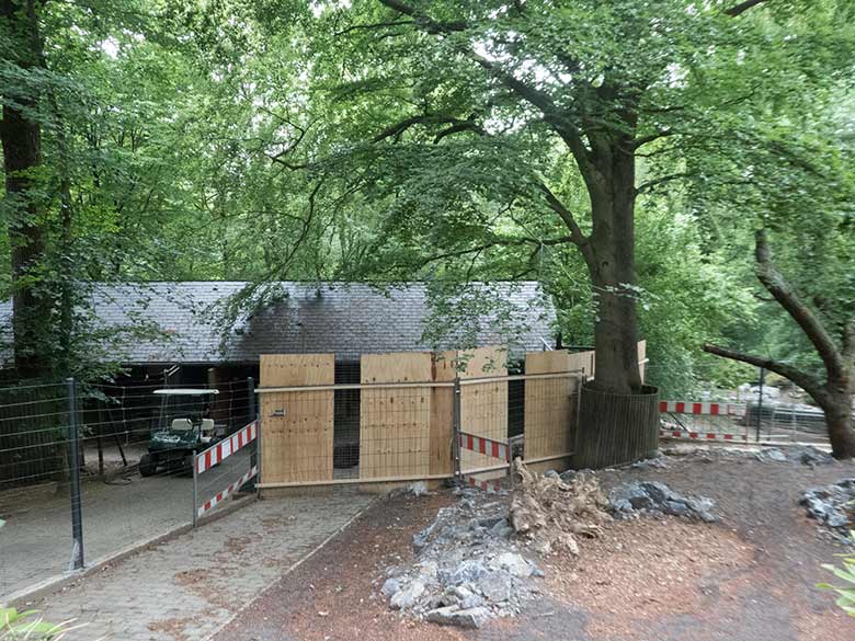 Provisorisch abgesperrter Bereich am Stallgebäude auf der neuen Erweiterungs-Anlage für Takine am 11. Juni 2020 im Zoologischen Garten Wuppertal