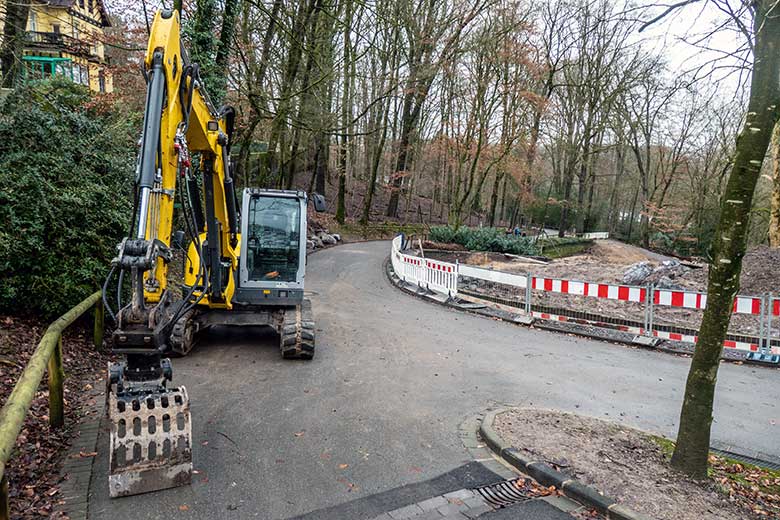 Gelber Bagger am 2. Februar 2022 neben dem Areal für die Erweiterung der Takin-Anlage im Wuppertaler Zoo