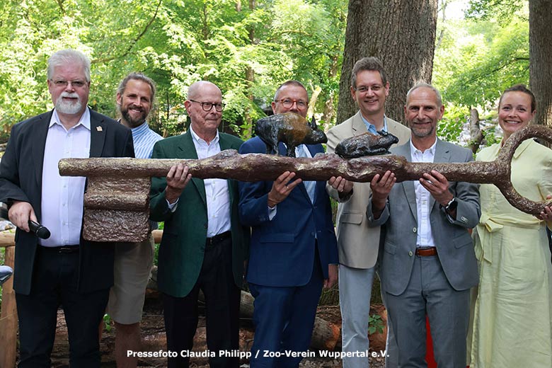 Symbolische Schlüsselübergabe am 16. Juni 2023 im Grünen Zoo Wuppertal mit (von links) Bruno Hensel (1. Vorsitzender des Zoo-Vereins), Jörn Karger (Zooinspektor), Dr. Jörg Mittelsten Scheid (Spender, Wuppertaler Ehrenbürger), Prof. Dr. Uwe Schneidewind (Oberbürgermeister), Andreas Haeser-Kalthoff (Geschäftsführer des Zoo-Vereins), Dr. Arne Lawrenz (Zoodirektor) und Silja Herberg (Stellv. Zoodirektorin und Kuratorin) (Pressefoto Claudia Philipp - Zoo-Verein Wuppertal e.V.)