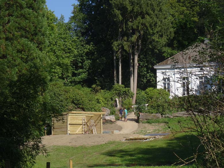 Neubau eines Unterstandes für die Yaks am 13. September 2016 auf der Vogelwiese vor dem historischen Gebäude der Zoodirektion im Grünen Zoo Wuppertal
