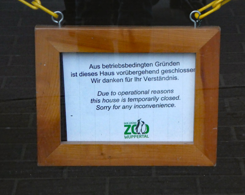 Aushang an der Eingangstür des Affenhauses am 14. Januar 2018 im Grünen Zoo Wuppertal