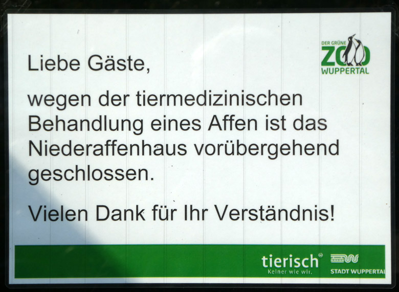 Aushang an der Eingangstür des Affenhauses am 8. Februar 2018 im Wuppertaler Zoo