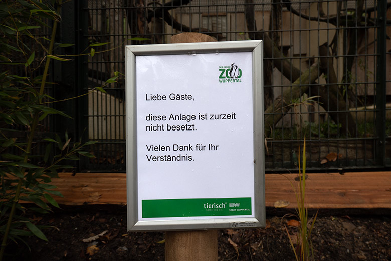 Aushang am 16. November 2023 an der Außenanlage für Rote Varis am Affen-Haus im Grünen Zoo Wuppertal