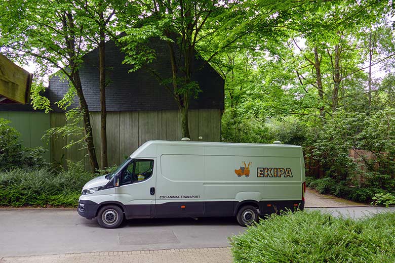 Transportfahrzeug für die Anreise der drei Bonobos aus Stuttgart am 6. Mai 2022 neben dem Menschenaffen-Haus im Zoo Wuppertal