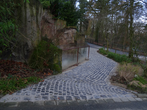 Neugestalteter Besucher-Weg vor der Freianlage für die Orang-Utans am 19. Dezember 2015 im Zoologischen Garten der Stadt Wuppertal