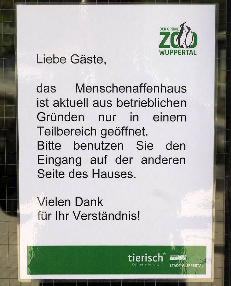Aushang zur Teilbereichs-Öffnung am 11. April 2022 an der Eingangs-Tür beim Menschenaffen-Haus im Wuppertaler Zoo