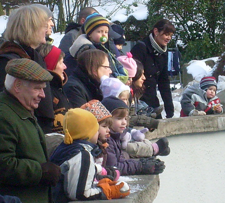 Besucher/innen im Zoo Wuppertal am 16. Januar 2010