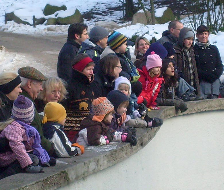 Besucher/innen im Wuppertaler Zoo am 16. Januar 2010