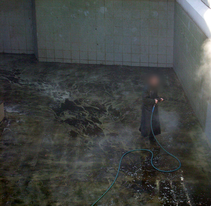 Reinigung der Eisbärenanlage im Zoo Wuppertal am 3. März 2010