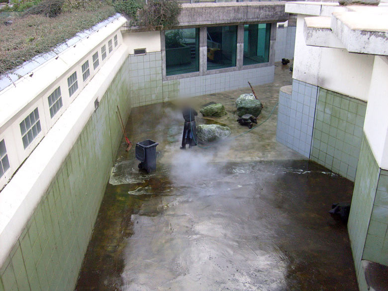 Reinigung der Eisbärenanlage im Wuppertaler Zoo am 31. März 2010